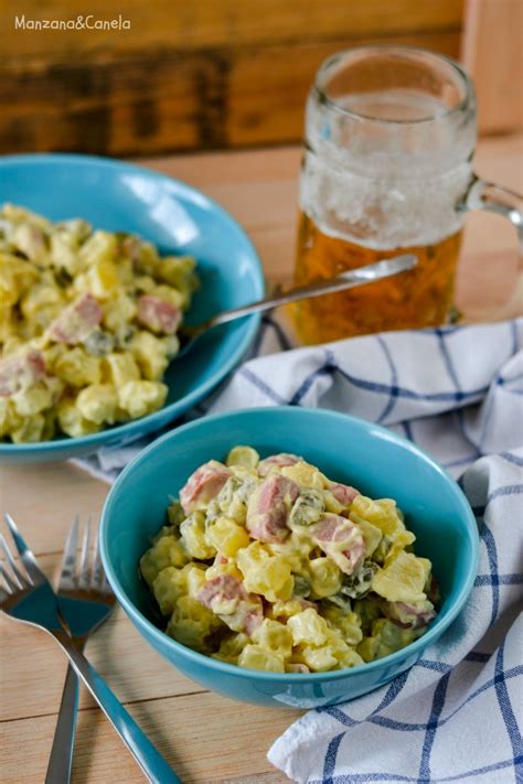 Todos los ingredientes para la Kartoffelsalat sobre una tabla de madera