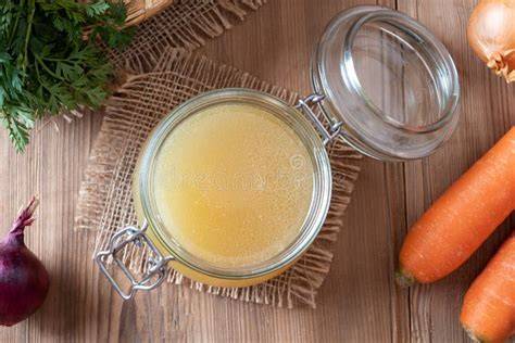Verduras escabechadas servidas en un tarro de cristal