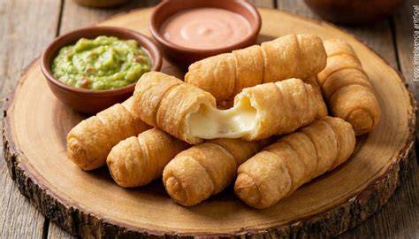 Variedad de deditos de queso en un plato