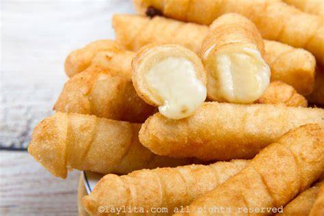 Tequeños venezolanos recién fritos en un plato