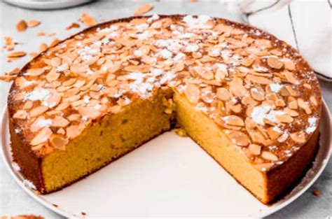 Pastel de almendra, boniato y membrillo recién hecho