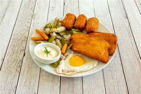 Plato combinado de croquetas de pimiento y huevo con champiñones y ensalada