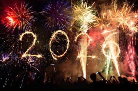 Calendario marcando el Año Nuevo con fuegos artificiales de fondo, simbolizando nuevos comienzos.