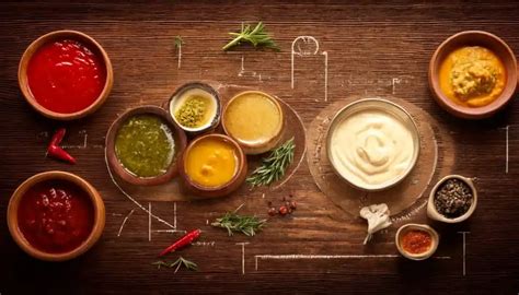 Variedad de condimentos y salsas