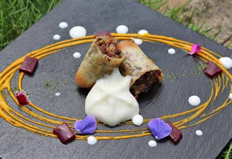 Plato de crujiente de rabo de toro con helado de pimiento