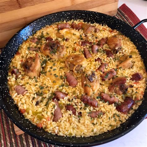 Arroz con costilla adobada y salchichas frescas en paella