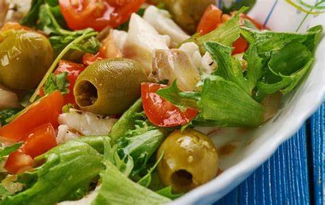 Bacalao desmigado en ensalada