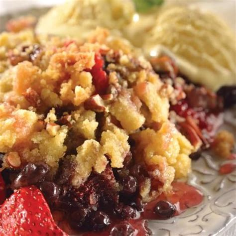 Crumble de frutos rojos con helado