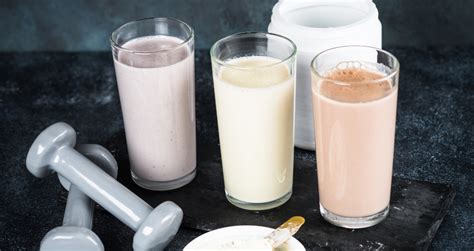 Persona eligiendo entre diferentes tipos de batidos de proteínas