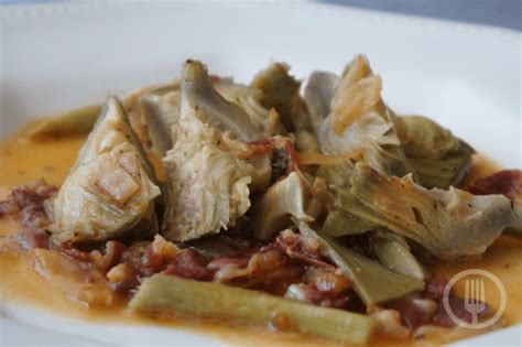 Alcachofas en salsa con pimientos