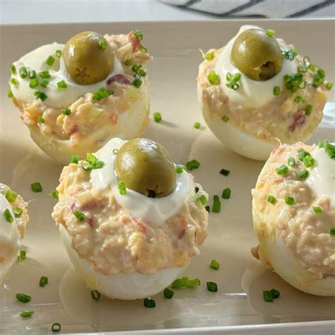 Ingredientes variados para huevos rellenos