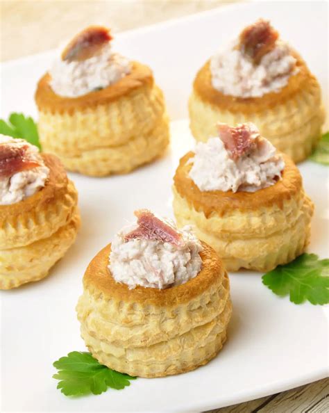 Volovanes rellenos de anchoas y bonito del norte