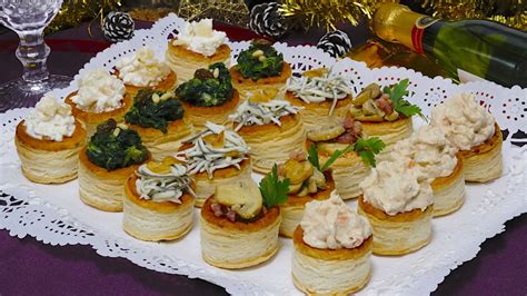 Volovanes rellenos de anchoas decorados