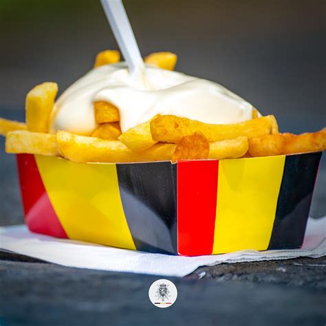 Imagen de una Frietkot belga con papas fritas y salsas