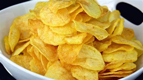 Papas fritas caseras recién hechas, doradas y crujientes