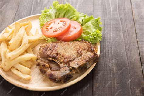 Plato de chuletas a la parrilla con papas y ensalada