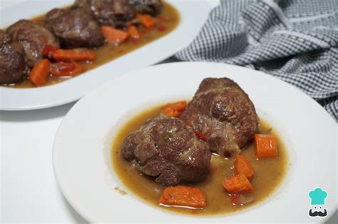 Plato de galtas de cerdo estofadas
