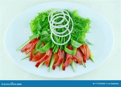 Plato con diversas verduras cortadas en espiral