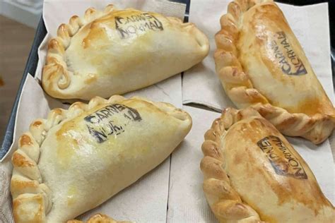 Variedad de empanadas argentinas en exposición