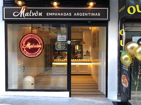 Empleado de Empanadas Malvón atendiendo a un cliente