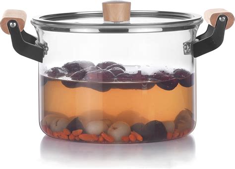 Olla de vidrio transparente en una cocina moderna
