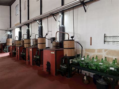 Interior de una destilería de sake tradicional