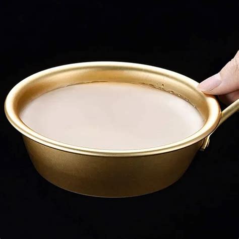 Makgeolli servido en cuencos tradicionales