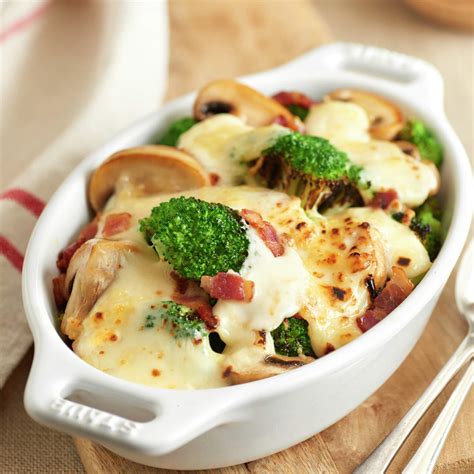 Brócoli gratinado con queso y champiñones