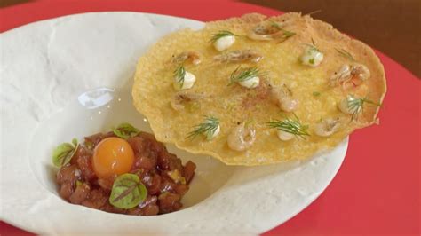 Plato gourmet de tortilla de camarón con ventresca de atún y yema