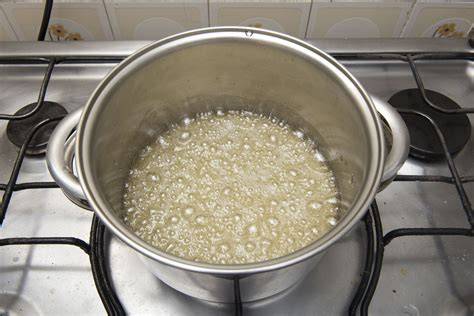 Proceso de preparación del almíbar para merengue italiano