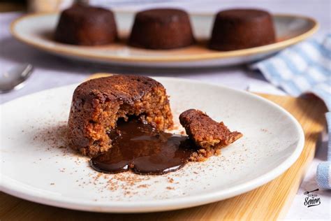 Coulant de chocolate recién horneado y listo para servir