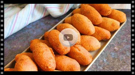 Croquetas en una cesta con papel absorbente