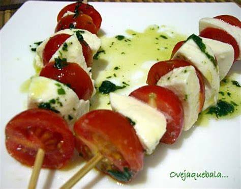 Brochetas Caprese con Pesto