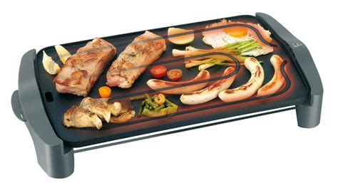 Persona transportando una plancha de asar Jata a la mesa