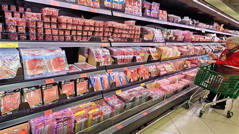 Surtido de jamones serranos en un supermercado