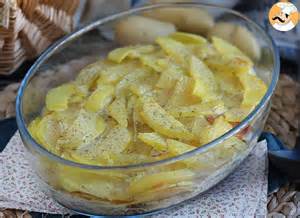 Ingredientes frescos para un gratinado de salmón y patatas