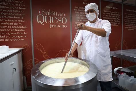 Quesero artesanal prensando queso