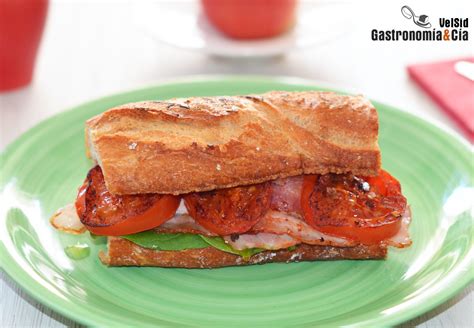 Bocadillo de bacon, queso y tomate