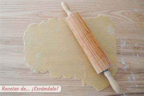 Masa estirada con rodillo, lista para freír