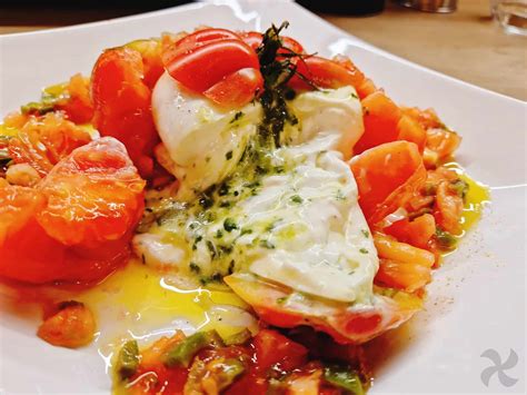 Bol de espagueti con relleno de burrata y tocino