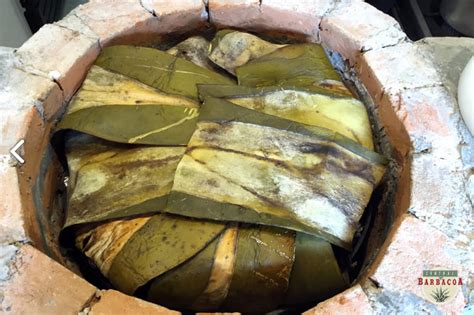 Preparación de barbacoa tradicional en horno de tierra en México