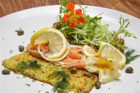 Salmón con langostinos horneado decorado con limón y perejil
