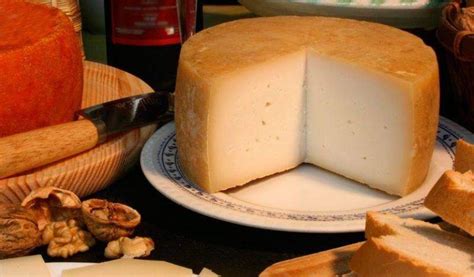 Queso Ibores con su característica corteza pimentonada