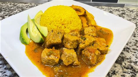 Olla con seco de cerdo cocinándose