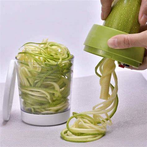 espiralizador de verduras y calabacines frescos