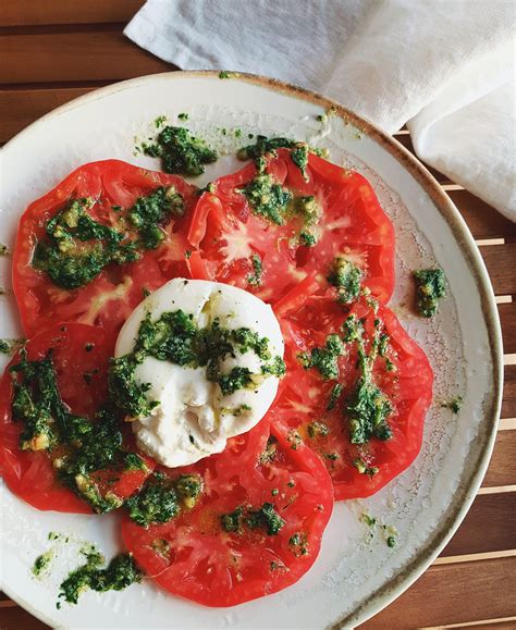 Burrata fresca con tomate y albahaca