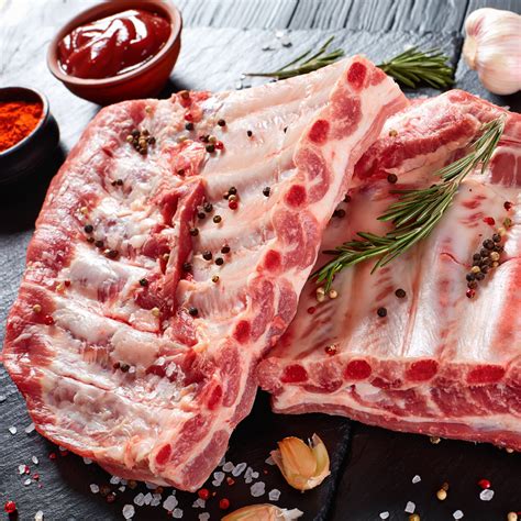 Costillar de cerdo crudo con especias