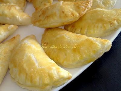 Bandeja de empanadillas recién horneadas con jamón ibérico