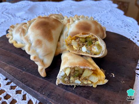 Empanadas jujeñas doradas en una bandeja