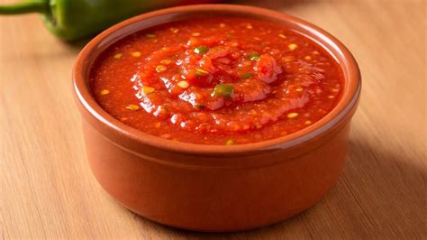 Recipiente con llajua, la salsa picante tradicional para acompañar empanadas.
